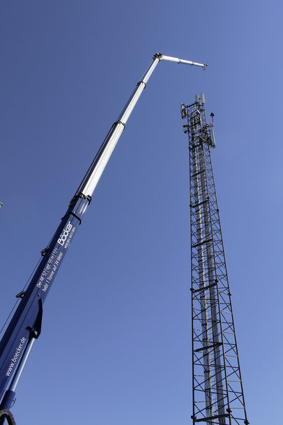 Autokran hilft bei Installation von 5G-Antennen